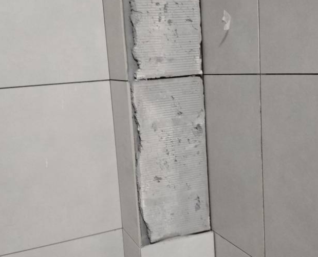 黑龙江瓷砖空鼓维修公司分享下瓷砖施工前基层浇水润湿程度不足，可能导致以下问题