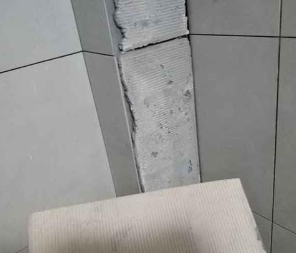 黑龙江瓷砖空鼓维修公司分享下厨房瓷砖脱落的补救措施。